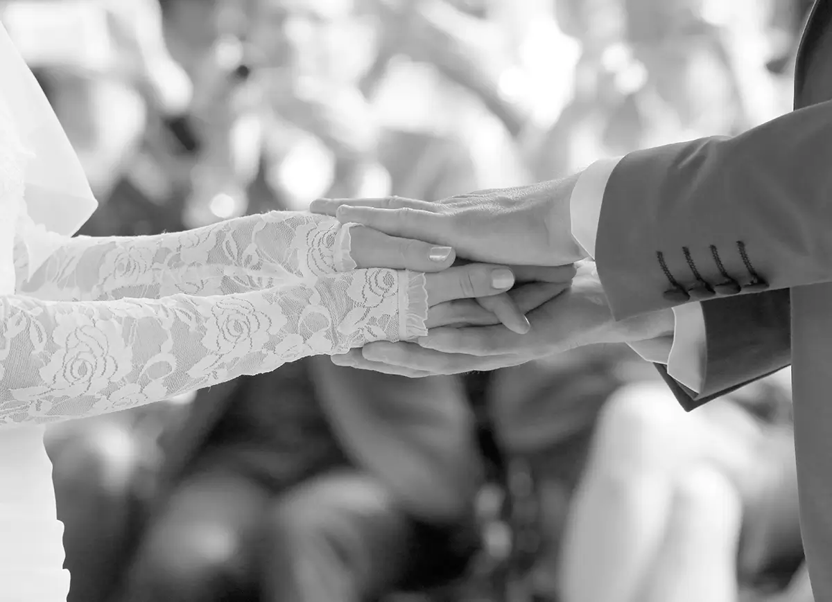 Détail des mains d'un jeune couple de jeunes mariés lors d’un reportage mariage à Blois dans le Loir-et-Cher, capturée par la photographe de mariage Coralie Clavine